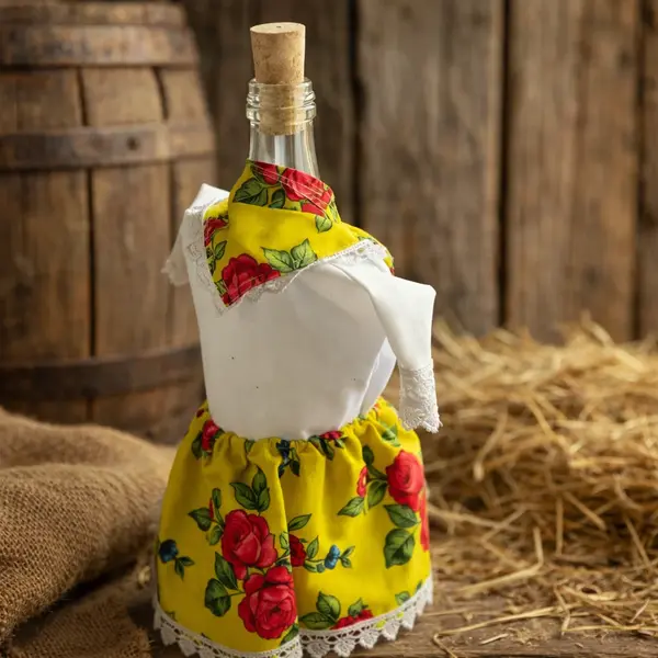 Sticla artizanala pentru tuica si palinca, imbracata in port popular - Morosanca Galben, 250 ml
