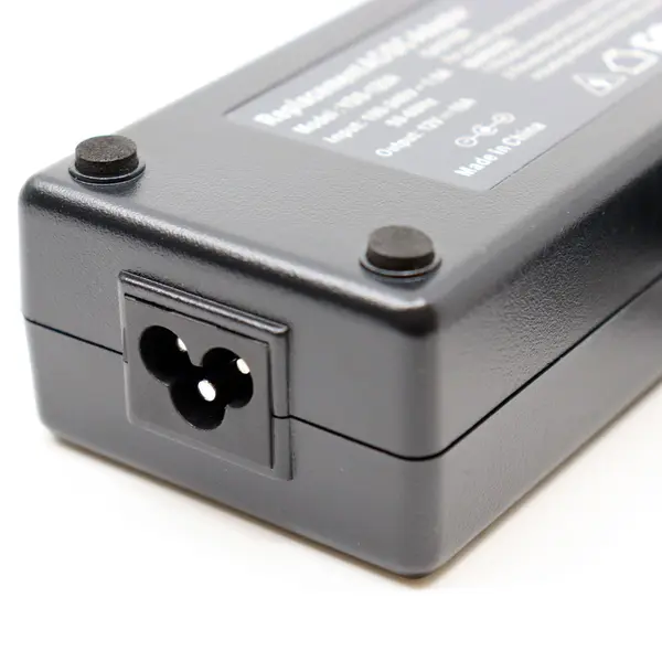 Sursă alimentare 12V 8A cu fir, carcasă plastic, mufă 5.5×2.1 mm, 96W