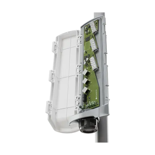 Switch exterior, 3 x RJ45 1G (1 x PoE-In bt, 2 x PoE-Out), 3 x SFP+ 10G, IP66 - Mikrotik CSS606-1G-2Gi-3S+OUT