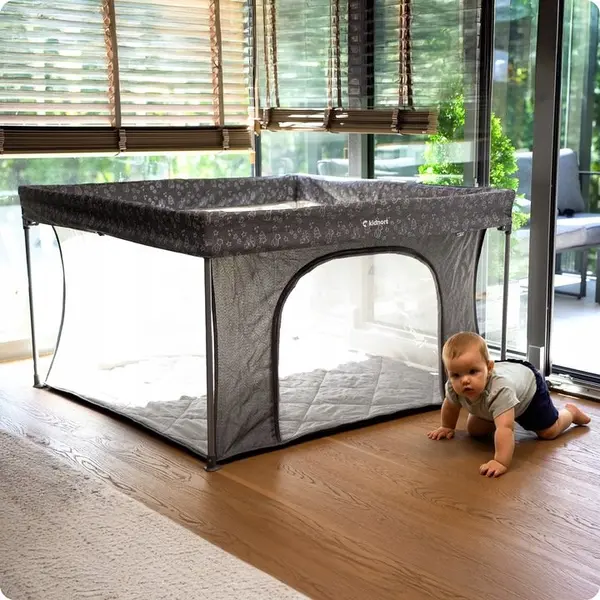 Tarc de joaca pentru copii Kidnort Snoen Light Grey, pliabil, design modern si sigur, acces mare cu fermoar actionat din exterior, husa depozitare inclusa, dimensiune 126.5 x 74.5 cm