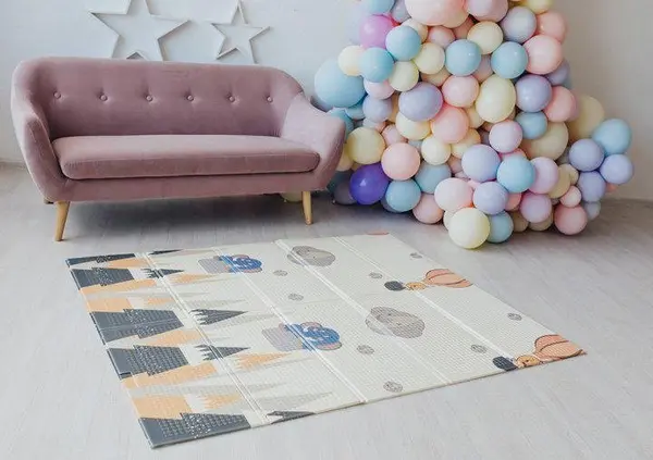 Tarc de joaca pentru copii Nichiduta, dimensiune 120 x 220 x 63, cadru metalic, pereti din plasa, poarta de acces, 10 puncte de protectie la imbinari, covoras din spuma cu doua fete, 4 inele ajutatoare si 100 bilute incluse