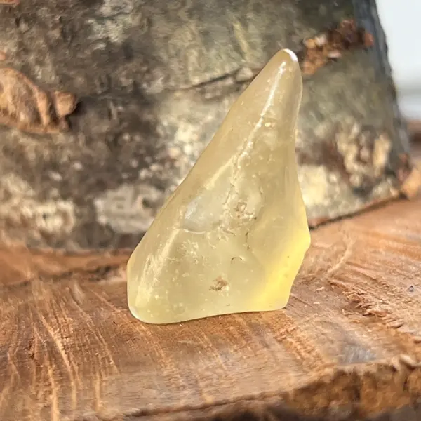 Tectita aurie, sticla desertului Libia piatra bruta model 3, calitate AAA