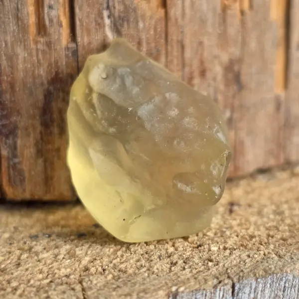 Tectita aurie, sticla desertului Libia piatra bruta model 4, calitate AAA