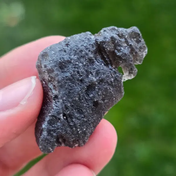 Tectita neagra, meteorit piatra bruta, tektit m10