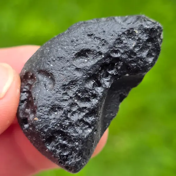 Tectita neagra, meteorit piatra bruta, tektit m2