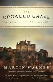 The Crowded Grave: A Mystery of the French Countryside, Paperback/Martin Walker