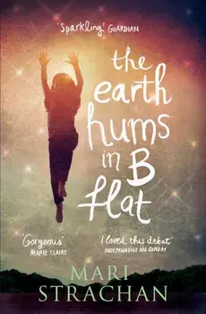 The Earth Hums in B Flat. Main, Paperback/Mari Strachan