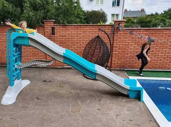 Tobogan gigant pentru copii Doloni Mega Slide, WhiteTurquoise, panta 400 cm cu Water effect, margini rotunjite si manere de sprijin
