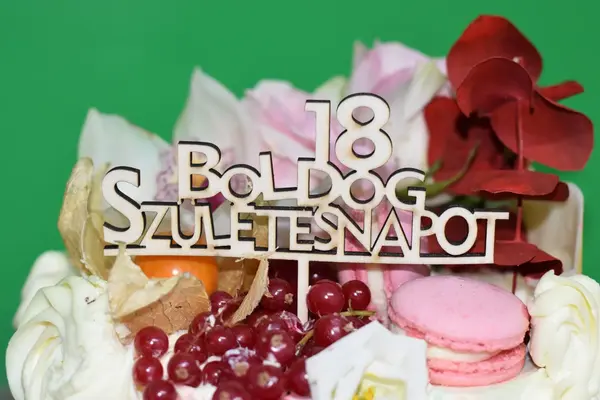 Topper tort Personalizat 18 Boldog Szuletesnapot TC30 Lemn natur, 16x16cm
