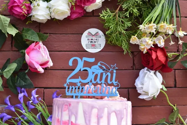 Topper Tort Personalizat Aniversare Cuplu TC103 Lemn natur, 20x20cm