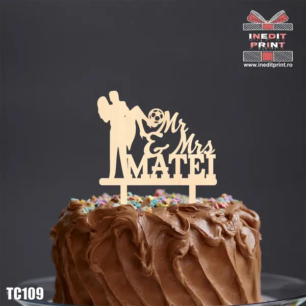 Topper Tort Personalizat MrMrs Fotbal TC109 Lemn natur, 20x20cm