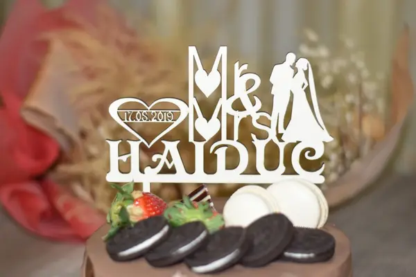 Topper Tort Personalizat MRMRS TC37 Lemn natur, 16x16cm