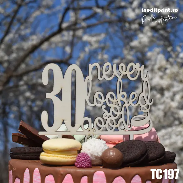 Topper Tort Personalizat Never looked so good TC197 Lemn natur, 10x10cm