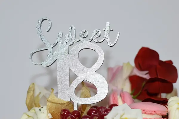 Topper tort Personalizat Sweet 18 TC27 Lemn natur, 20x20cm