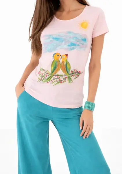Tricou din bumbac roz pal, pictat manual cu papagali