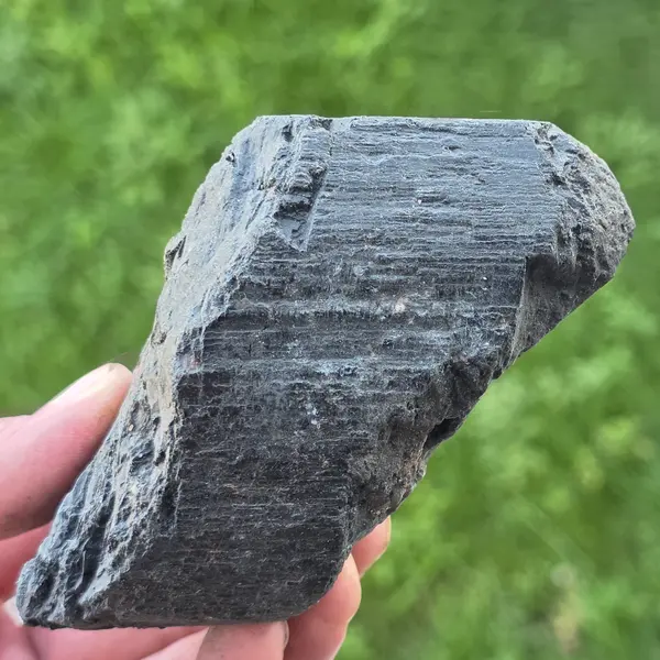 Turmalina neagra piatra bruta L10