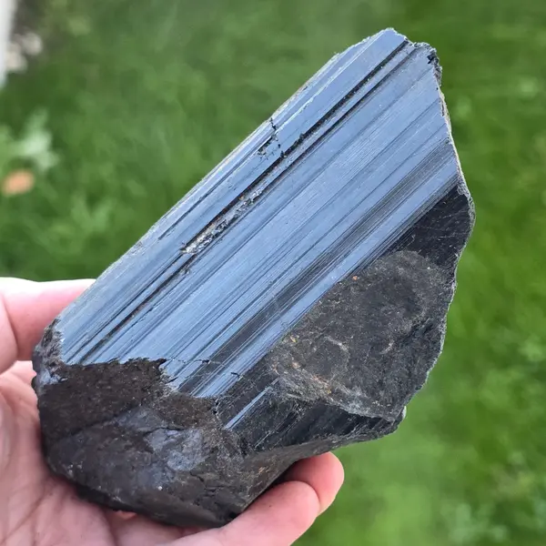 Turmalina neagra piatra bruta L11