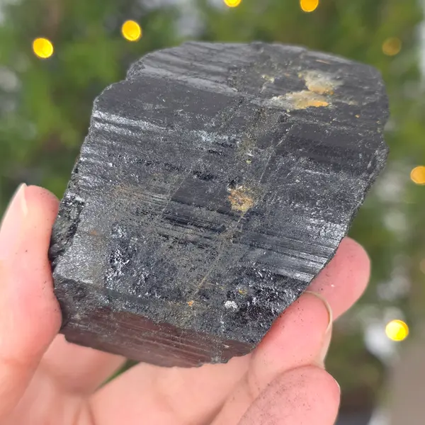 Turmalina neagra piatra bruta L12