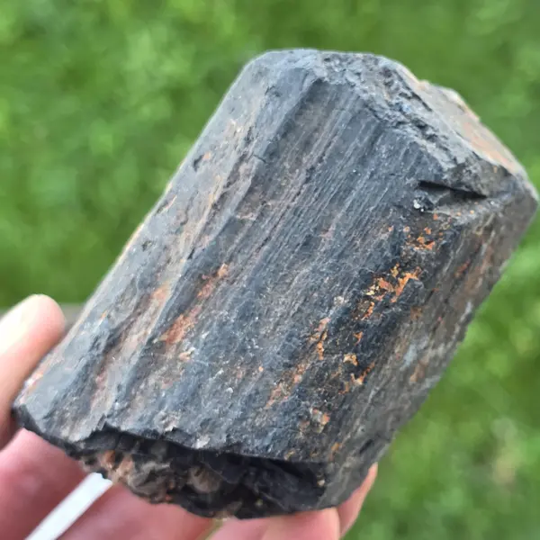 Turmalina neagra piatra bruta L13