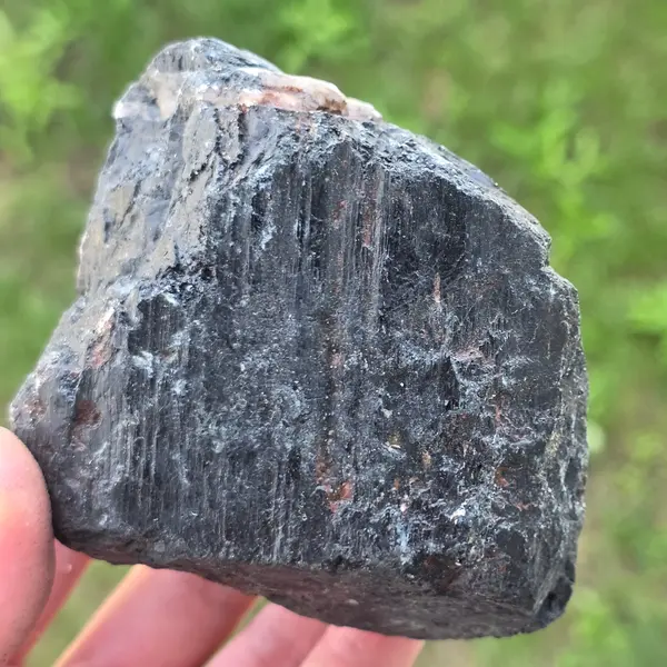 Turmalina neagra piatra bruta L15