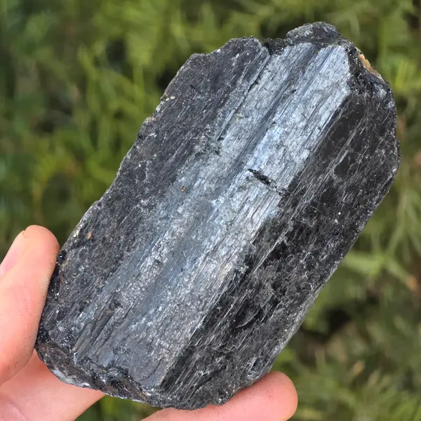 Turmalina neagra piatra bruta L17