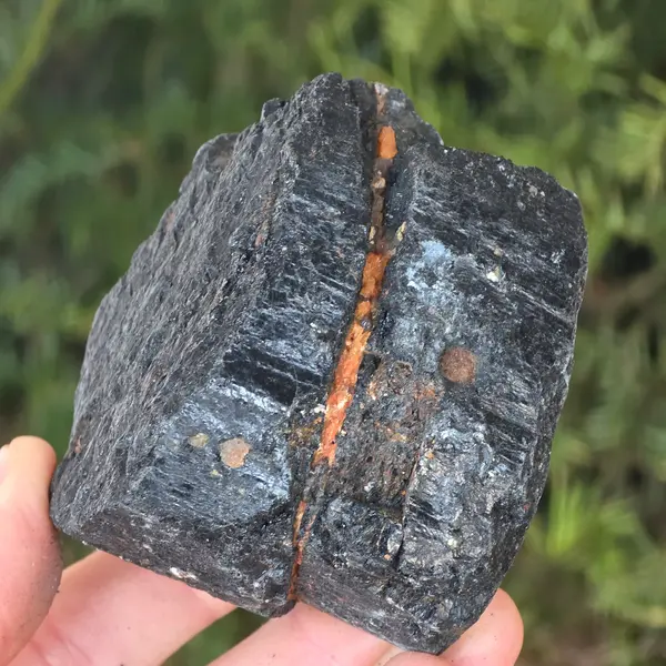 Turmalina neagra piatra bruta L4