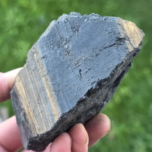 Turmalina neagra piatra bruta L7