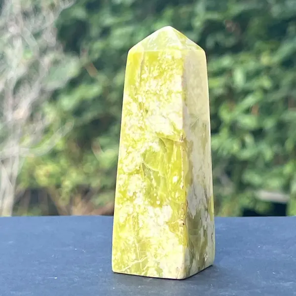 Turn/obelisc serpentin galben 8.5 cm model 4