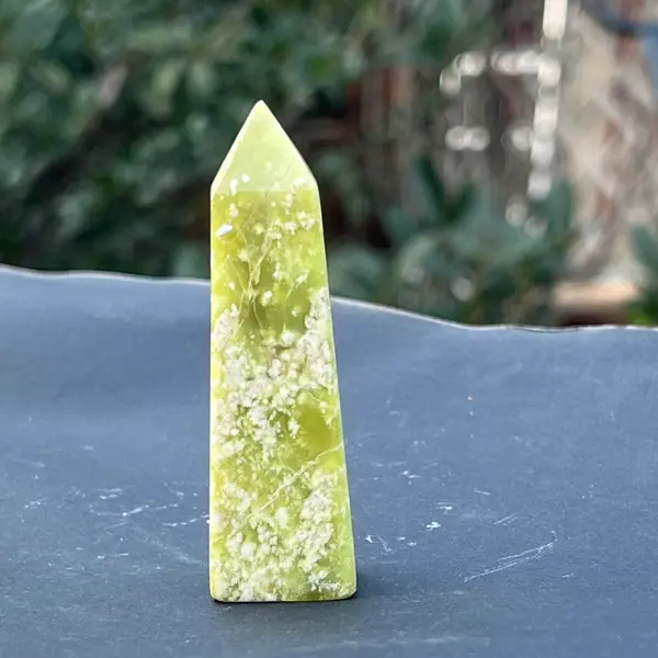 Turn/obelisc serpentin galben model 6