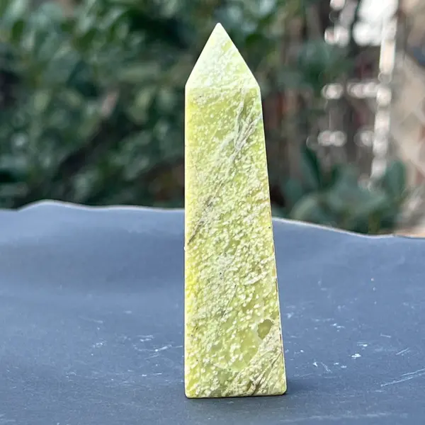 Turn/obelisc serpentin galben model 7