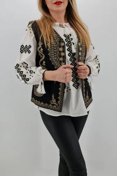 Vesta brodata cu model traditional Angelica 3