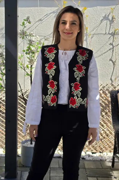 Vesta brodata cu model traditional Flori 5