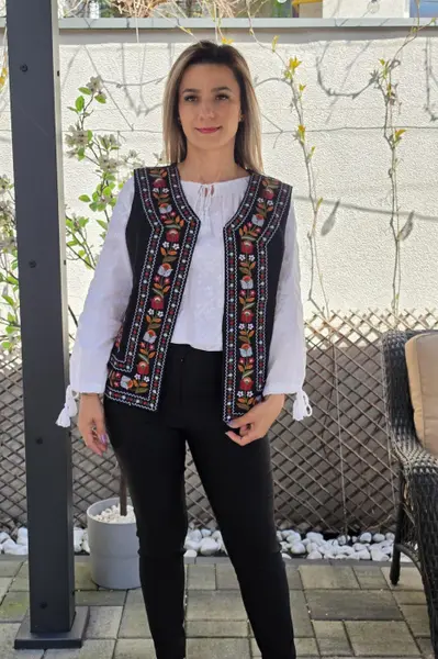 Vesta brodata cu model traditional Suzi 7