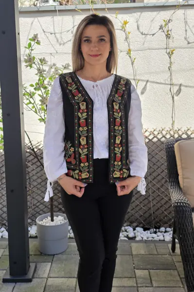 Vesta brodata cu model traditional Suzi 8