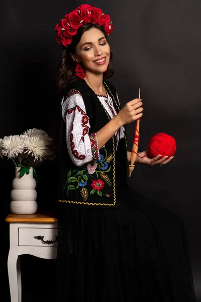 Vesta dama traditionala neagra Georgeta cu maci brodati
