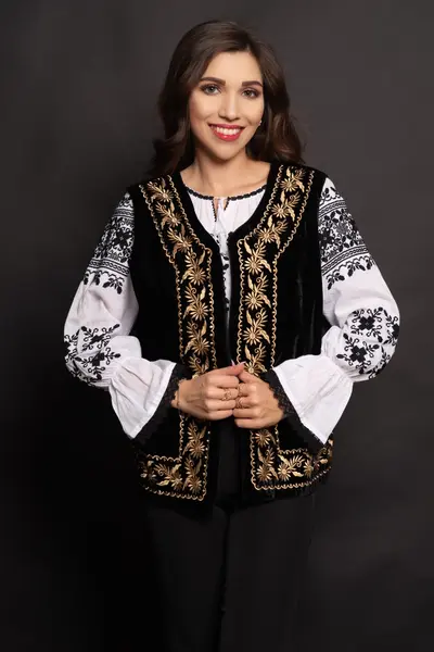 Vesta nationala Margareta din catifea cu broderie florala aurie