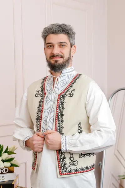 Vesta traditionala crem cu broderie florala neagra Nicolae