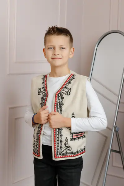 Vesta traditionala de baieti crem cu broderie florala neagra Victor