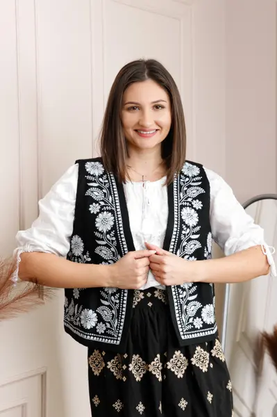 Vesta traditionala neagra cu broderie florala alba Anabela