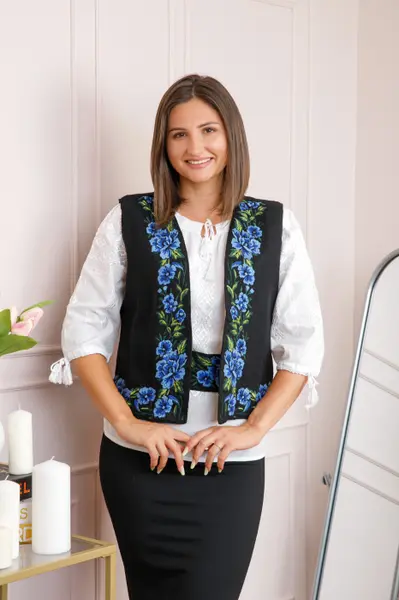 Vesta traditionala neagra cu broderie florala albastra Ilona 02