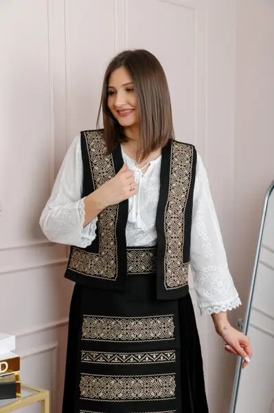 Vesta traditionala neagra cu broderie florala aurie Ruxandra