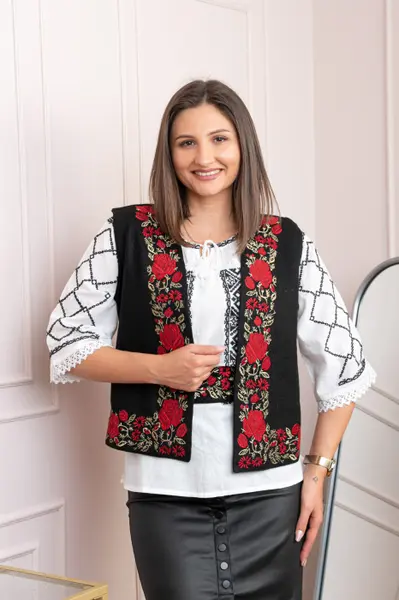 Vesta traditionala neagra cu broderie florala rosie Flora