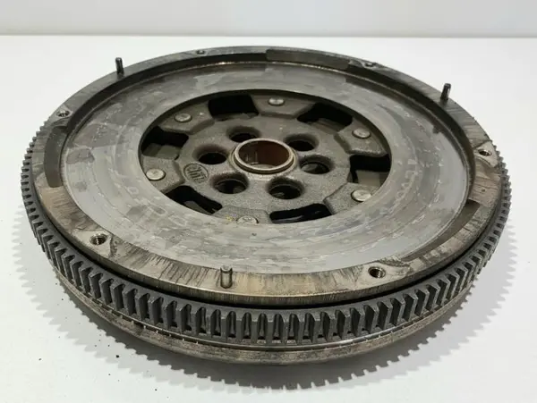 Volanta masa dubla luk 04L105266B Volkswagen Passat B7 (2010-2014) 2.0 tdi CFFB
