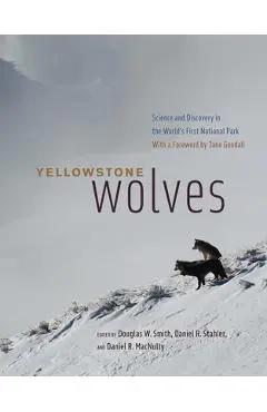 Yellowstone Wolves: Science and Discovery in the World's First National Park - Douglas W. Smith